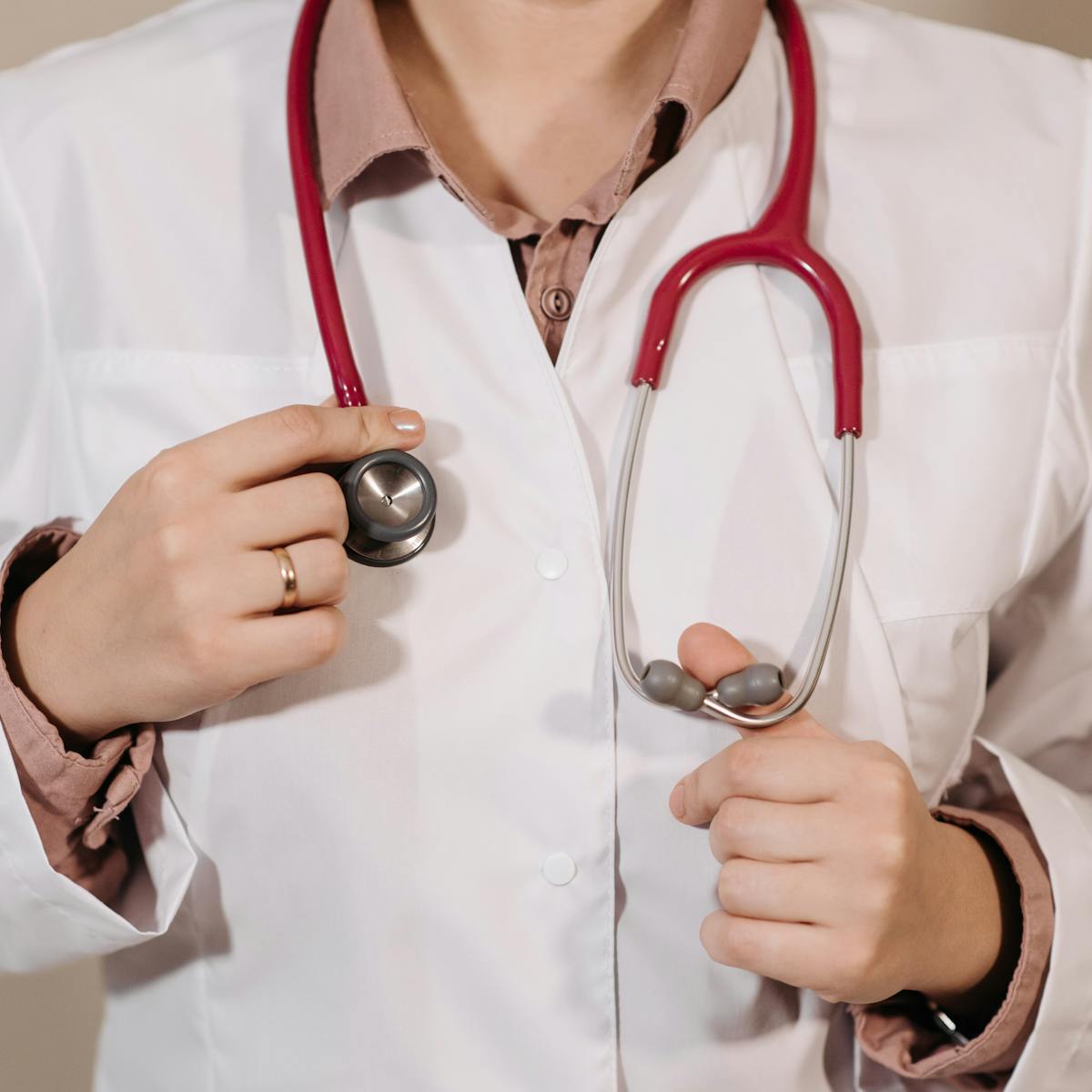 Médico com estetoscópio